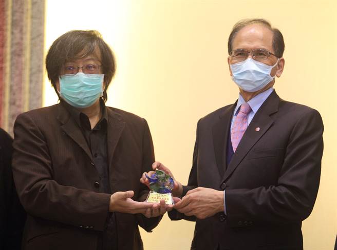 立法院长游锡堃上午接见「社团法人公民监督国会联盟」理事长曾建元等一行人。（张铠乙摄）