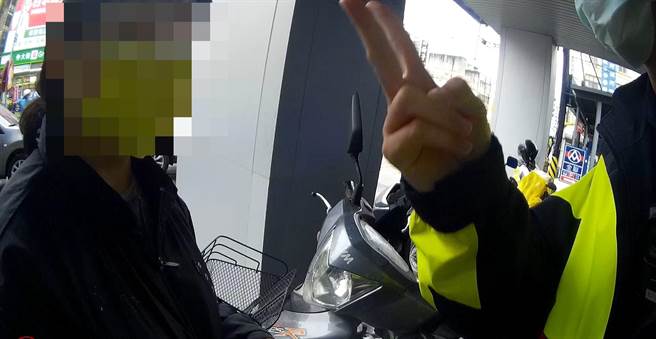 警方发现对方LINE昵称为简体字及时阻诈成功，为妇人保住辛苦的血汗钱。（警方提供）