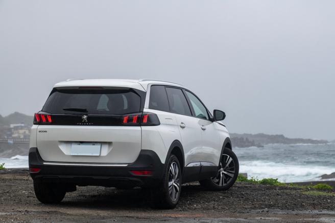 珍珠白车色显露狮王风采，车尾为狮爪尾灯。（陈大任摄）