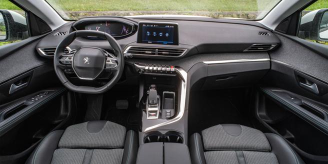 PEUGEOT i-Cockpit驾驶导向的科技座舱。（陈大任摄）