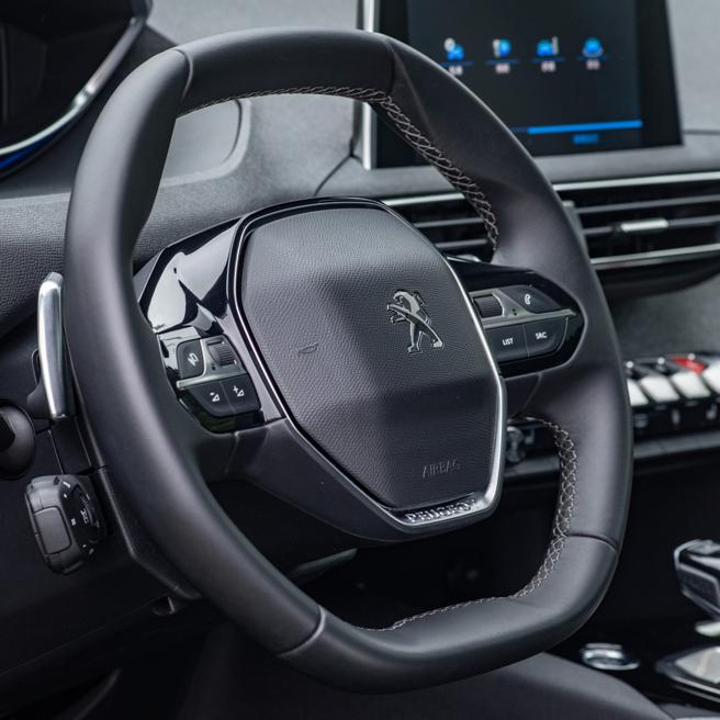 小盘径附换檔拨杆的方向盘。（陈大任摄）