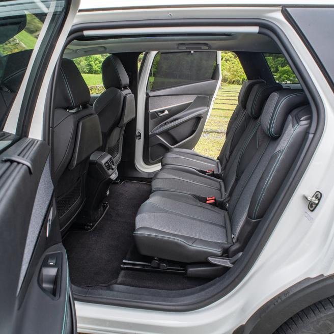 果岭式的平整化地板，第二排座椅拥有宽敞腿部空间。（陈大任摄）