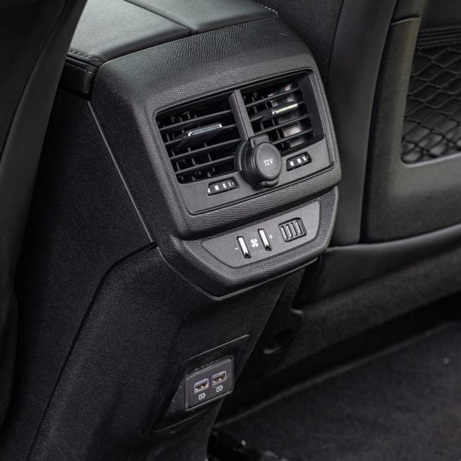 后座空调出风口可调整风量，下方有2个USB充电插孔。（陈大任摄）