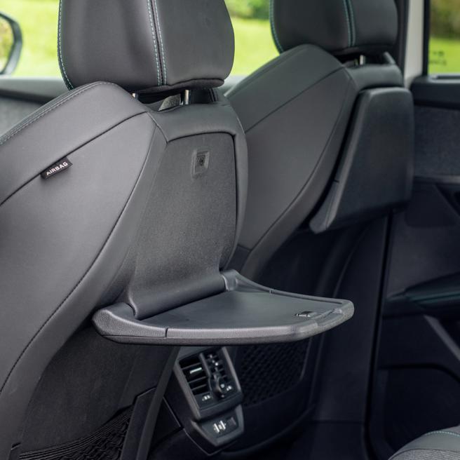 前座椅背附加可收合的小餐台。（陈大任摄）