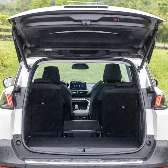 第二排为3张独立座椅，可以各别滑动、倾倒调整。（陈大任摄）