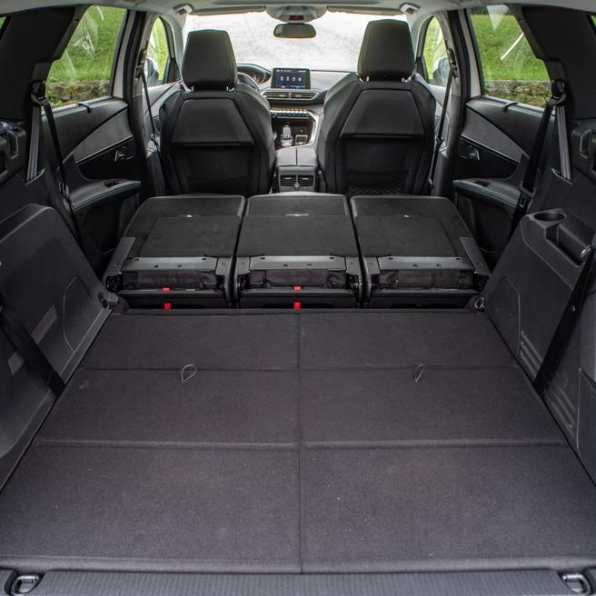 第三排座椅可完全收纳打平，第二排前倾后，行李厢最高可达1940L。（陈大任摄）