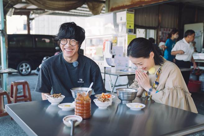 曾宝仪、卢广仲大啖台南美食。（myVideo提供）