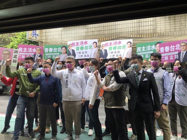 羅文嘉陪同許菡芸、謝孟羽登記初選。（楊亞璇攝）