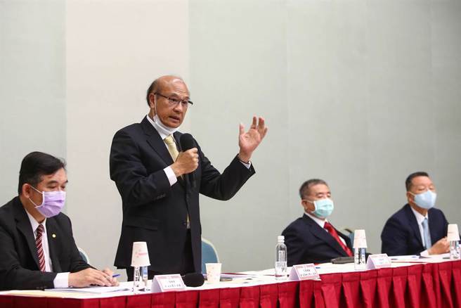 工總理事長王文淵以無法節制秘書長蔡練生為由，日前突宣布辭職，引爆工總內鬨！工總24日舉行理監事會議，出席人數過半，但王文淵跟蔡練生兩位主角都缺席，因此王提出的秘書長解任案以及辭職案都不討論，工總監事會召集人潘俊榮（左2）表示，將全力慰留王文淵，努力到4月6日理監事會議再行討論。（鄧博仁攝）