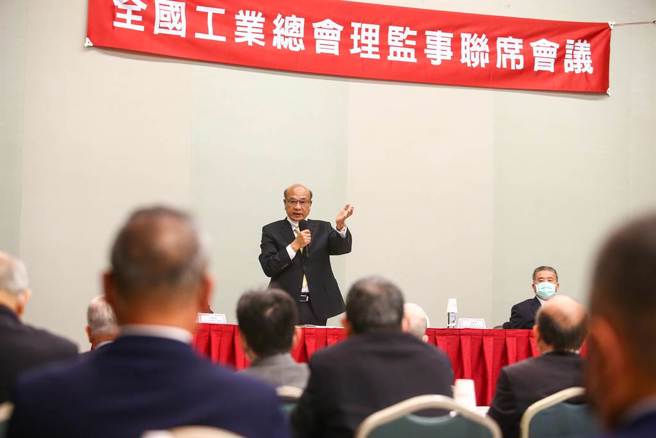 工總理事長王文淵以無法節制秘書長蔡練生為由，日前突宣布辭職，引爆工總內鬨！工總24日舉行理監事會議，出席人數過半，但王文淵跟蔡練生兩位主角都缺席，因此王提出的秘書長解任案以及辭職案都不討論，工總監事會召集人潘俊榮（中）表示，將全力慰留王文淵，努力到4月6日理監事會議再行討論。（鄧博仁攝）