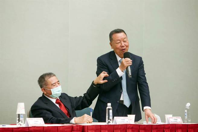 工總理事長王文淵以無法節制秘書長蔡練生為由，日前突宣布辭職，引爆工總內鬨！工總24日舉行理監事會議，出席人數過半，但王文淵跟蔡練生兩位主角都缺席，因此王提出的秘書長解任案以及辭職案都不討論，工總表示將全力慰留王文淵，努力到4月6日理監事會議再行討論，這段期間由副理事長詹正田（右）代理。（鄧博仁攝）