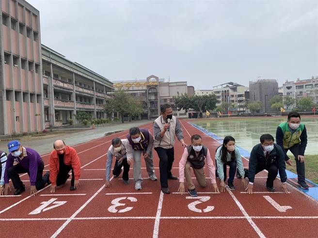 台南市长黄伟哲（右二）视察南区新兴国小跑道整建完工情形，当场也试跑起来。(曹婷婷摄)