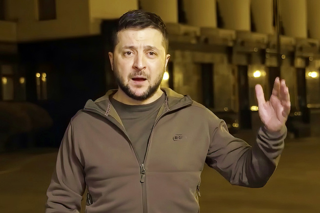 乌克兰总统泽伦斯基（Volodymyr Zelensky）23日号召全球民眾自24日起上街力挺乌克兰。（图／美联社、乌克兰总统府提供）