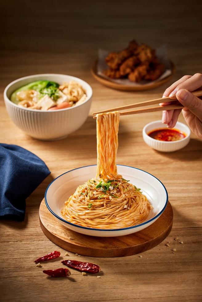 （继光香香鸡携手米其林餐盘「麵廊」，推出联名四川乾拌麵抢市！图／业者提供）