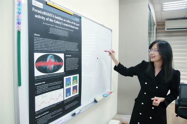 清華大學天文所助理教授楊湘怡表示，黑洞能量噴發會形成上下對稱的兩個巨大蕈狀泡泡。（清華提供／陳育賢新竹傳真）