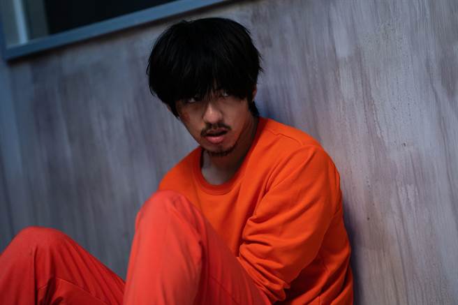 傅孟柏在《售命》中饰演27岁的厌世保险员。（威视提供）