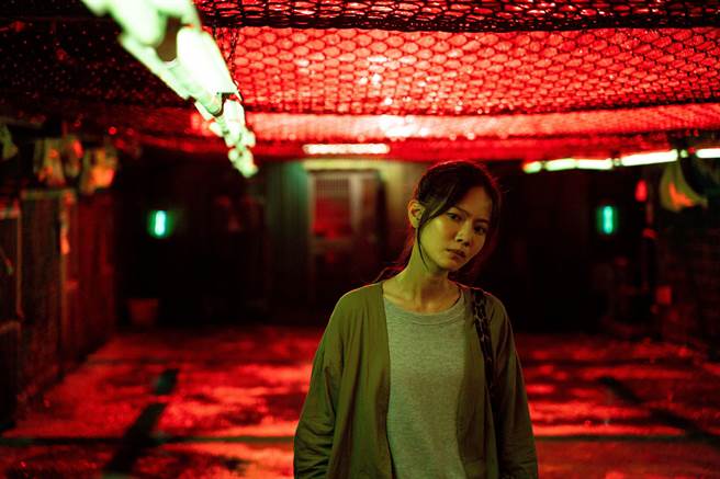  曾之乔扮演豪爽呛辣的酒店小姐。（威视提供）