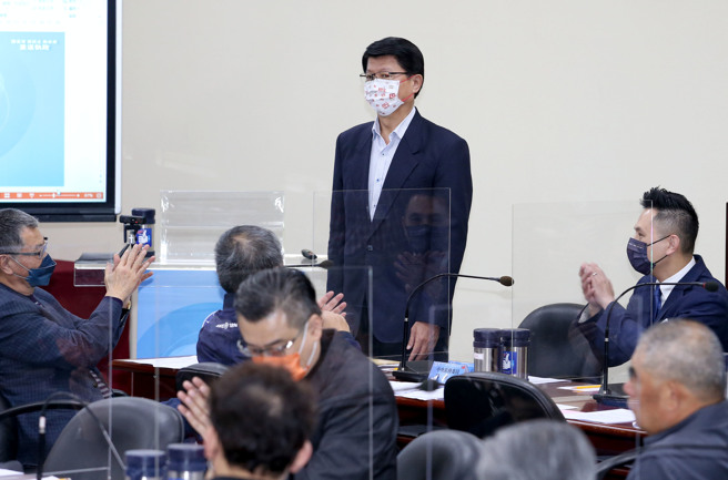 国民党中常会23日以鼓掌通过，由台南市议员谢龙介(中)出马角逐台南市长宝座。谢龙介表示，六都30年来唯一就是台南市没有轮替，期待这次能写下民主轮替的歷史，让台南回復到民主圣地的美。(资料照/王英豪摄)