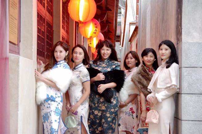 金门有不少特色景点等着旅客去发掘，像是穿着旗袍或汉服等古装，漫游在金城后浦老街。（雄狮提供）