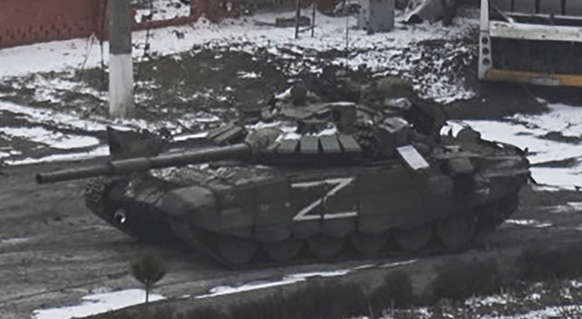 一辆俄军坦克3月11日行经乌克兰东南部大城马立波（Mariupol）郊区的画面。（美联社）