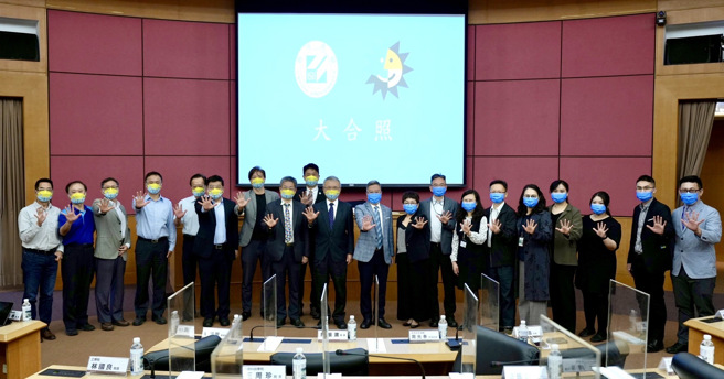 義守大學攜手日月光集團高雄廠，配合政府「新南向政策推動計畫」。（圖／義守大學提供）