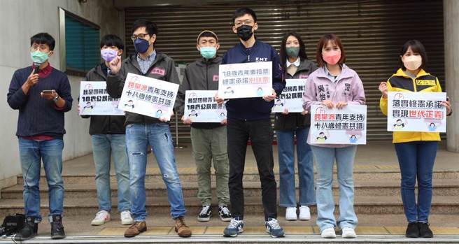 台湾青年民主协会24日邀请立院4党青年共同在立法院外召开记者会，呼吁朝野立委落实18岁公民权修宪承诺，25日在院会中投下同意票。（张铠乙摄）
