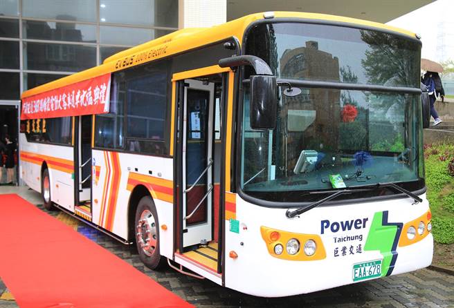 台中市议会议长张清照等，积极向中央争取补助低污染绿能368路电动公车，将于4月25日正式加入营运。（陈世宗摄）