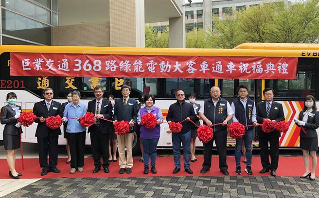 副市长陈子敬（右四）、议长张清照（右五）等人，今天一起主持剪彩仪式。（陈世宗摄）