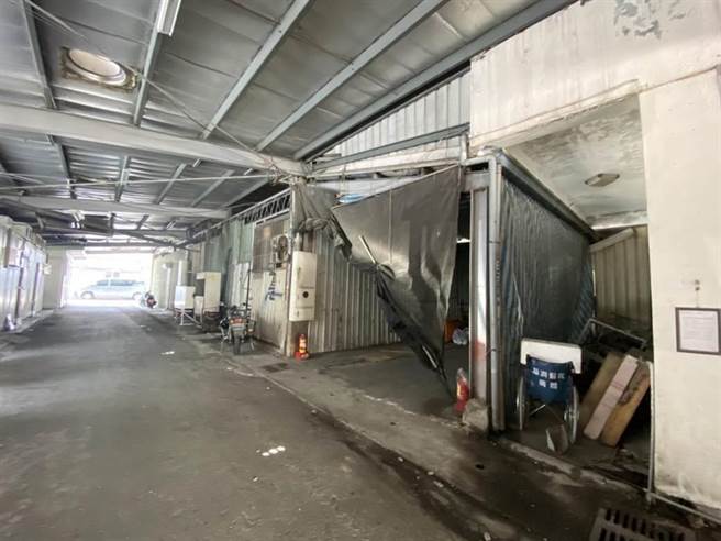 花莲吉安北昌公有零售市场屋龄已逾38年，建筑老旧、无耐震结构，届时当地若发生强烈地震，恐有安全疑虑，鑑此，吉安乡公所将斥资137万元，并在4月中旬逐一补强、修缮建物结构。（罗亦晽摄）