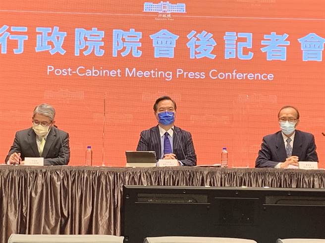 行政院发言人罗秉成今天表示，台铁改革的列车开出来不会回头，否则辜负国人对台铁改革的期待。（林缙明摄）