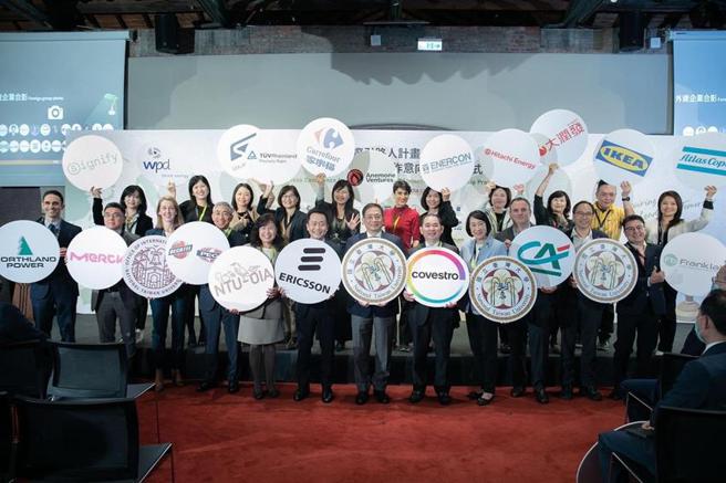 （2022台大引路人计画启动记者会暨合作意向书签约仪式，参与该国际领路人计画的外商部分总计20家，台湾科思创也受邀其中。图／科思创提供）