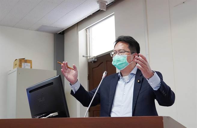 民進黨立委邱志偉日前在立法院質詢時，要求漁業署檢討高雄商港禁捕範圍，漁業署長張致盛回應表示將會再邀集相關單位協商。（邱志偉服務處提供／林瑞益高雄傳真）