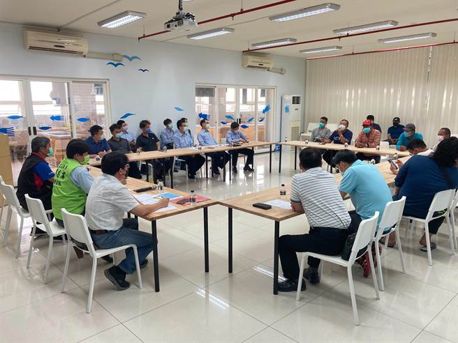 針對高雄商港禁捕問題，民進黨立委邱志偉服務處曾邀集漁民與相關單位座談，了解漁民訴求。（邱志偉服務處提供／林瑞益高雄傳真）