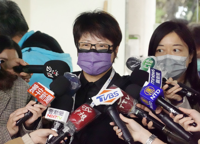 北市劳动局长陈信瑜遭议员抨击行政不中立，2月间与工会新春茶会时替副市长黄珊珊助选。陈信瑜24日在北市议会开会前受访回应。（姚志平摄）