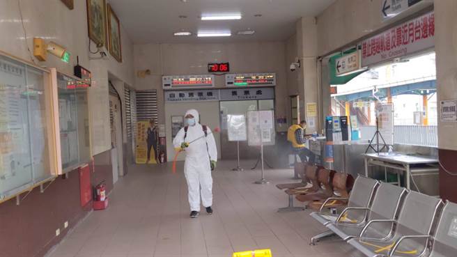 永康大橋火車站清消。(台南市衛生局提供／曹婷婷台南傳真)