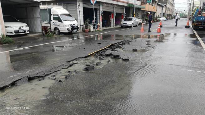六甲區曾文街48號前自來水管爆管，柏油道路毀損約10公尺長。（台南市工務局提供／劉秀芬台南傳真）