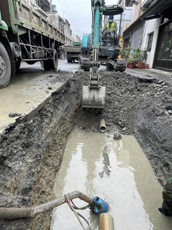 六甲區曾文街48號前自來水管爆管，自來水公司開挖搶修。（台南市工務局提供／劉秀芬台南傳真）