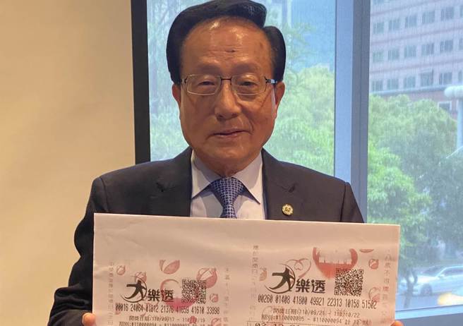 台南一名少婦，直到找水電帳單，才驚覺日前買的兩張大樂透、固定養號的彩券中了頭獎，最後一天、最後一刻才進線完成兌獎。（圖／洪凱音攝）