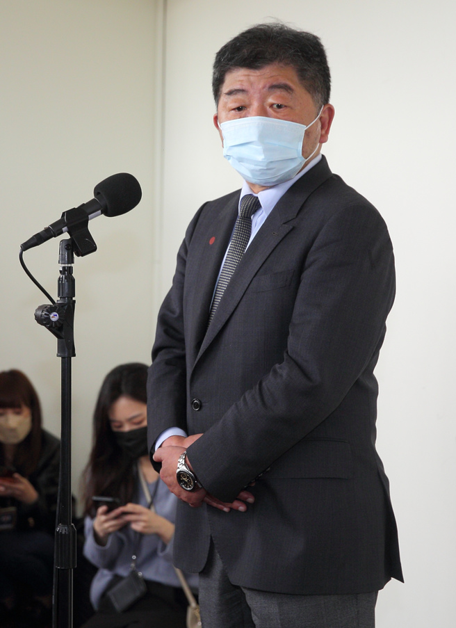 卫福部长陈时中（中）在立院受访证实，近日COVAX有与我方联络，也确实从该管道购买总计200万剂Novavax疫苗，但第一批会来多少不确定，时间也还不确定。（张铠乙摄）