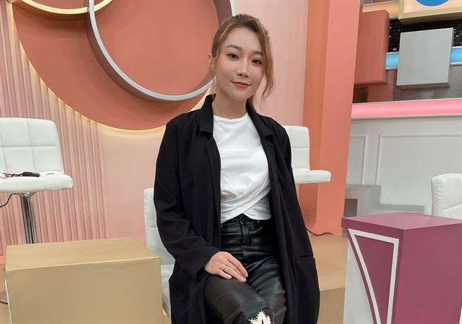 依依节目中分享拉长比例的穿搭技巧。（民视提供）