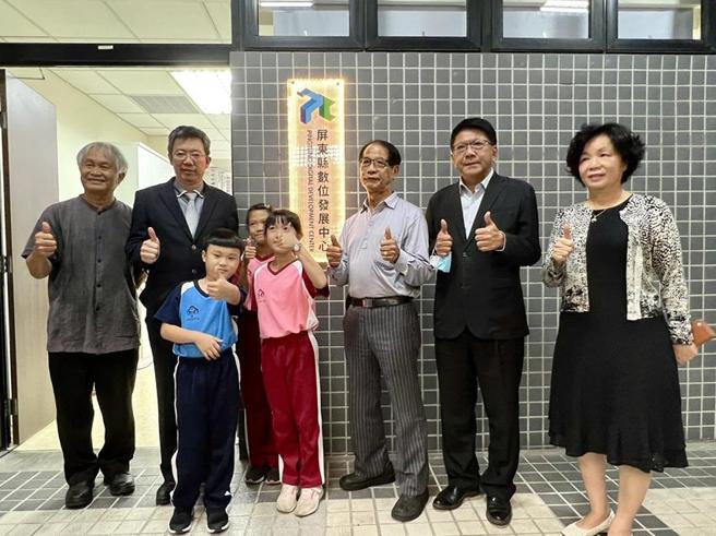 （屏東數位發展中心24日揭牌，邀請縣長潘孟安(右二)等人參加揭牌活動。圖 ／屏東縣政府提供）