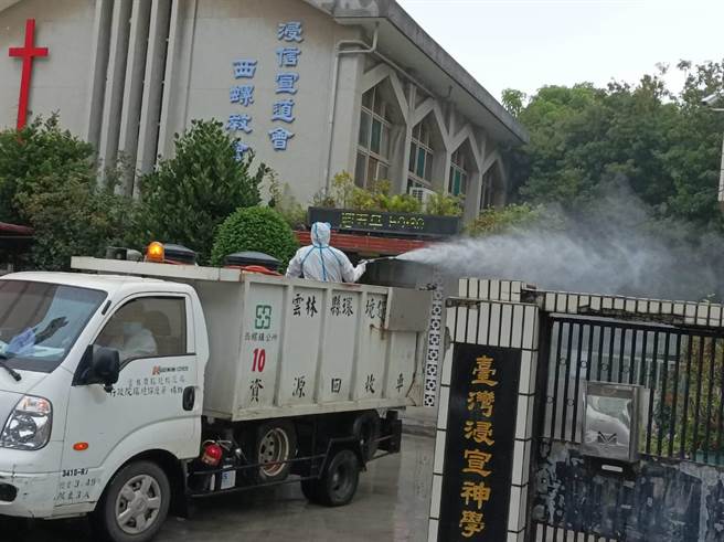 嘉义喜宴传染链第三手传播至云林县西螺镇一对奶奶与孙女，图为西螺清洁队到西螺一处神学院消毒情形，该地有2职员确诊。（云林县政府提供）