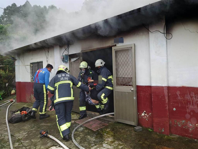 苗栗县泰安乡锦水村圆墩部落1间民宅发生火警，林姓屋主被呛昏送医急救。（读者提供／谢明俊苗栗传真）