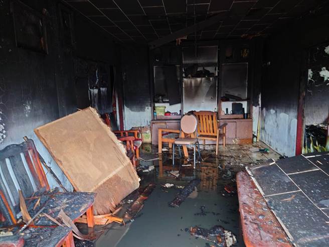 苗栗县泰安乡锦水村圆墩部落1间民宅发生火警，林姓屋主被呛昏送医急救，屋内家俱已被烧毁。（读者提供／谢明俊苗栗传真）