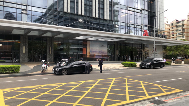 台北市大直乐群二路，24日下午2时许传出枪击案。警方获报，1辆宾利轿车停在路边，后座被人开了1枪，无人受伤，现场宾利车驾驶报案，表示与陌生人发生争执，枪手无故开枪，已搭计程车逃逸。（民眾提供）