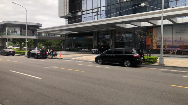 台北市大直乐群二路，24日下午2时许传出枪击案。警方获报，1辆宾利轿车停在路边，后座被人开了1枪，无人受伤，现场宾利车驾驶报案，表示与陌生人发生争执，枪手无故开枪，已搭计程车逃逸。（民眾提供）