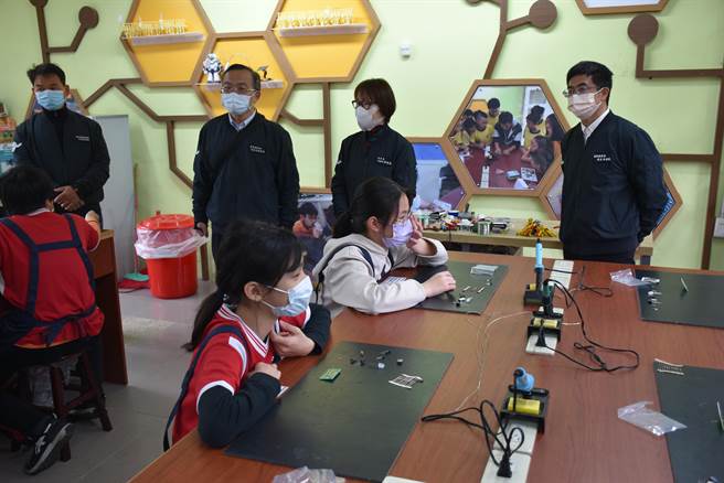 苗栗县副县长邓桂菊24日上午视察狮潭国中职业探查与体验中心。（谢明俊摄）