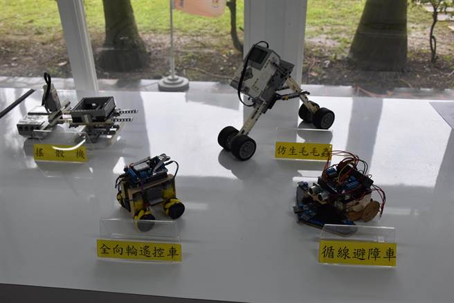 狮潭国中职业探查中心安排有自动机器人课程。（谢明俊摄）