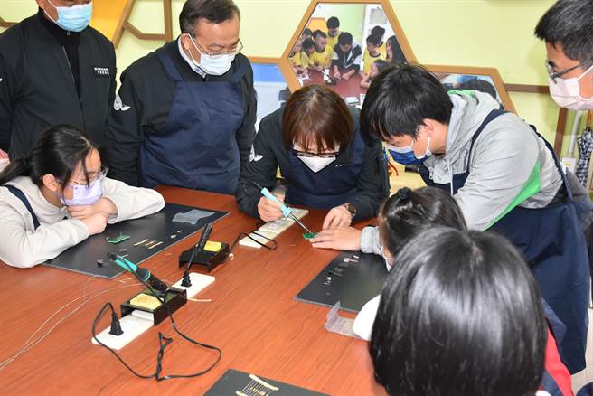 苗栗县副县长邓桂菊24日上午视察狮潭国中职业探查与体验中心，亲自体验焊接。（谢明俊摄）