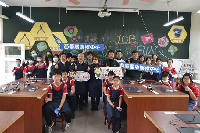 苗栗县副县长邓桂菊24日上午视察狮潭国中职业探查与体验中心，与南庄乡南埔国小学生一起体验。（谢明俊摄）